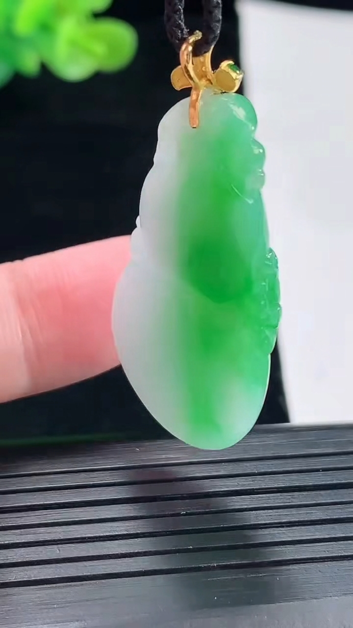 天然A货翡翠葫芦吊坠，尺寸38-21.5-6重量:9.29g
4月28日