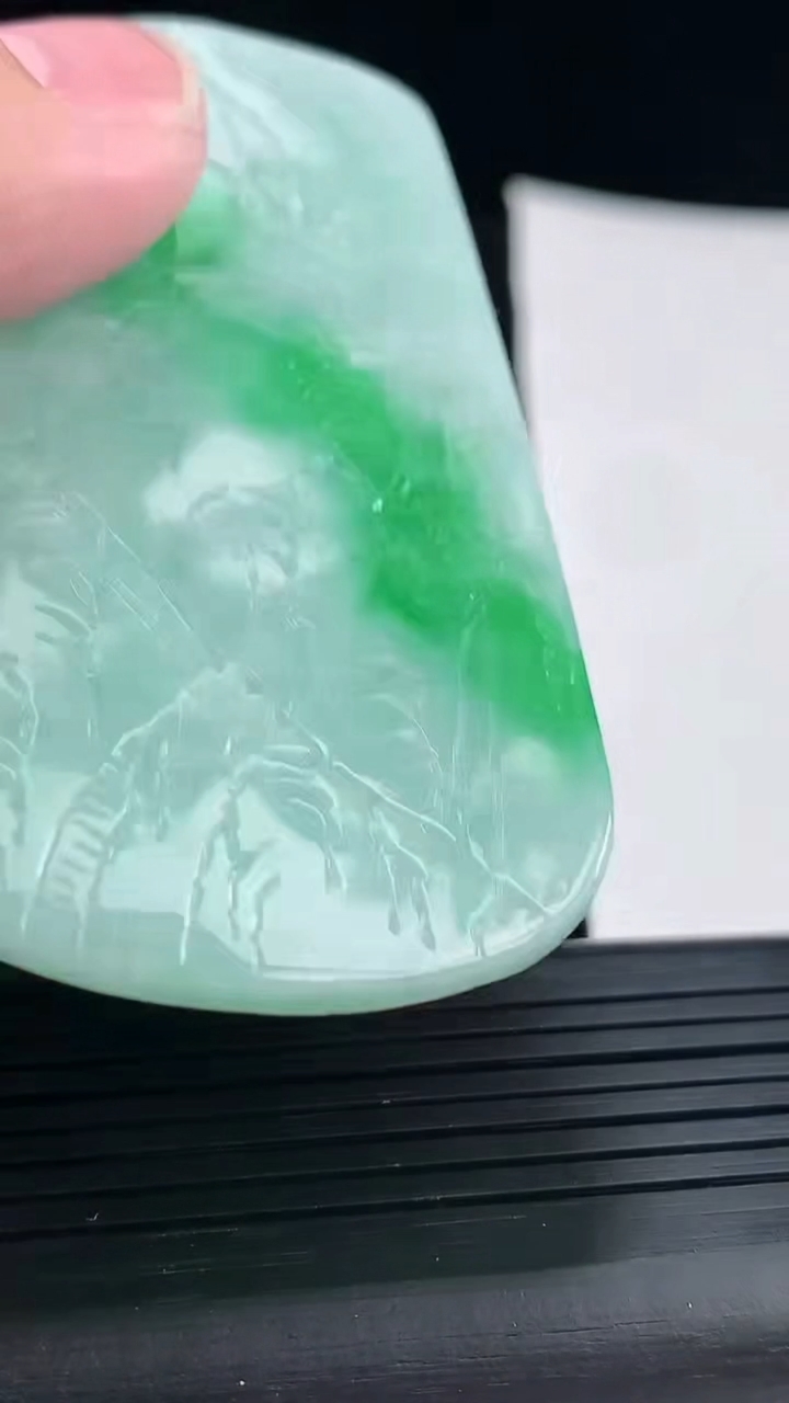 天然A货翡翠山水牌吊坠，尺寸70.5-42-5.2重量:36.08g
4月28日