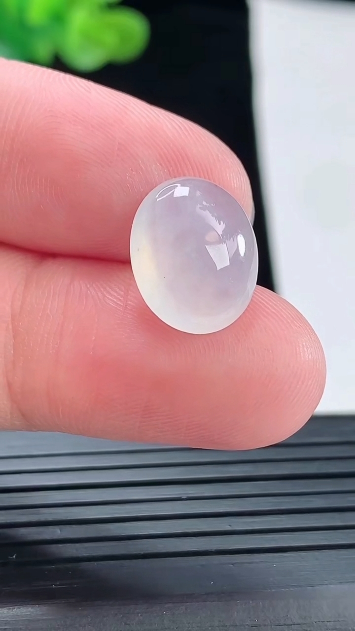 天然A货翡翠蛋面镶嵌件，尺寸14.5-11.5-5.6重量:1.50g
4月28日