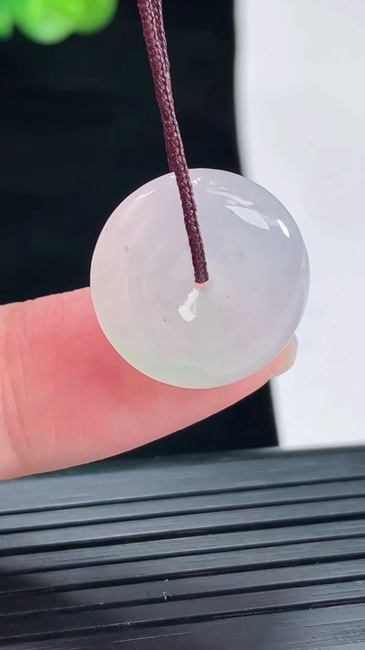 天然A货翡翠春带彩 紫罗兰平安扣吊坠，尺寸17.5-5.8重量:3.43g
4月28日