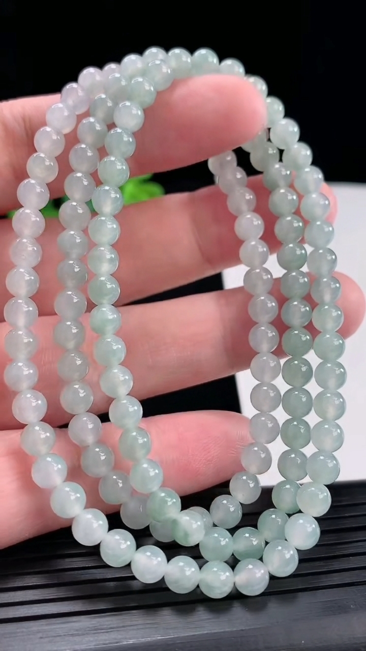 天然A货翡翠飘花圆珠项链，尺寸5.5-118颗重量:33.89g4月28日
工厂直销收藏佳品,种好水足，色泽均匀，有种有色，上手高大气！