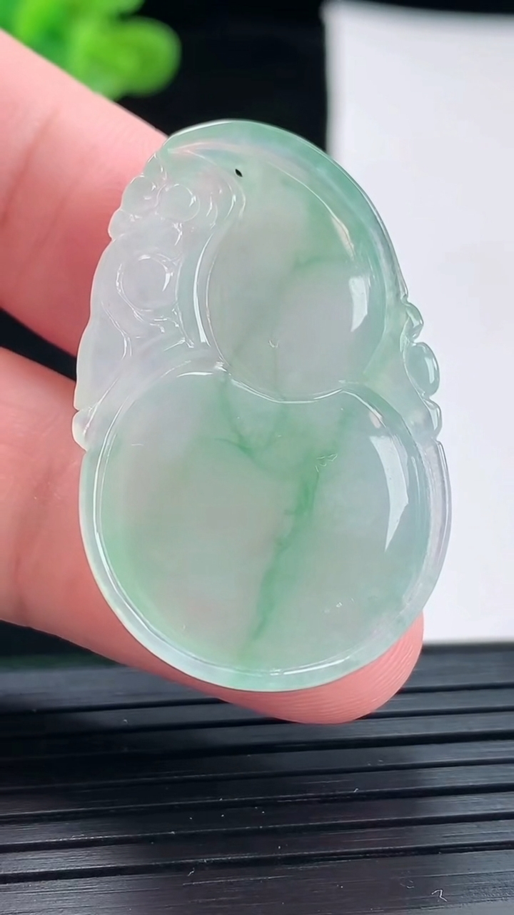 天然A货翡翠葫芦吊坠，尺寸38-24.5-5.5重量:8.79g
4月28日