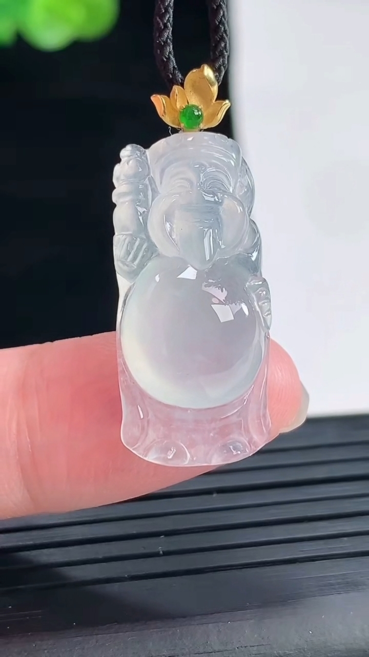 天然A货翡翠种白冰财神爷吊坠，尺寸27.5-13-7.3重量:4.44g
4月28日
