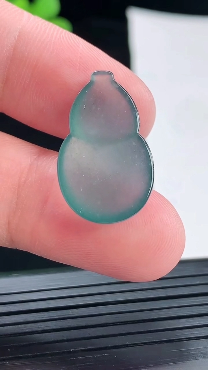 天然A货翡翠冰种蓝天葫芦镶嵌件，尺寸24.5-15-4.5重量:2.77g
4月28日