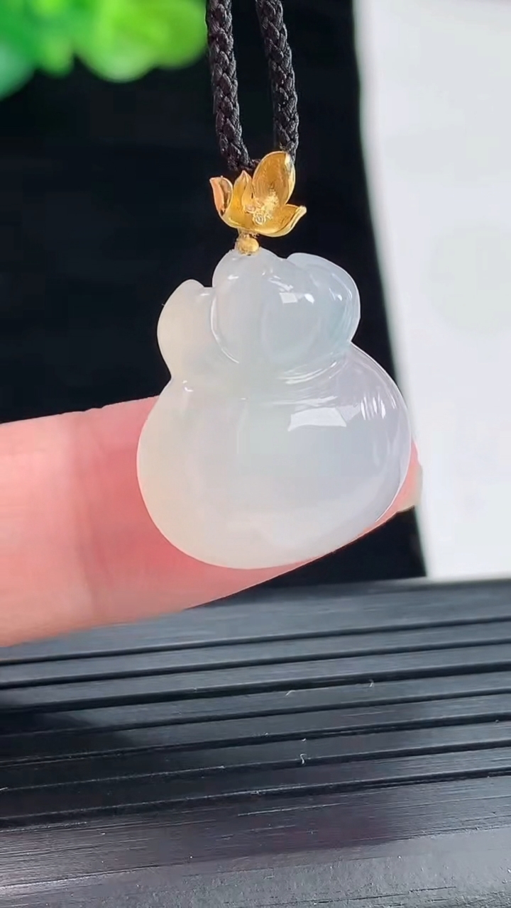 天然A货翡翠种白冰福袋吊坠，尺寸20-18-9重量:6.01g
4月28日