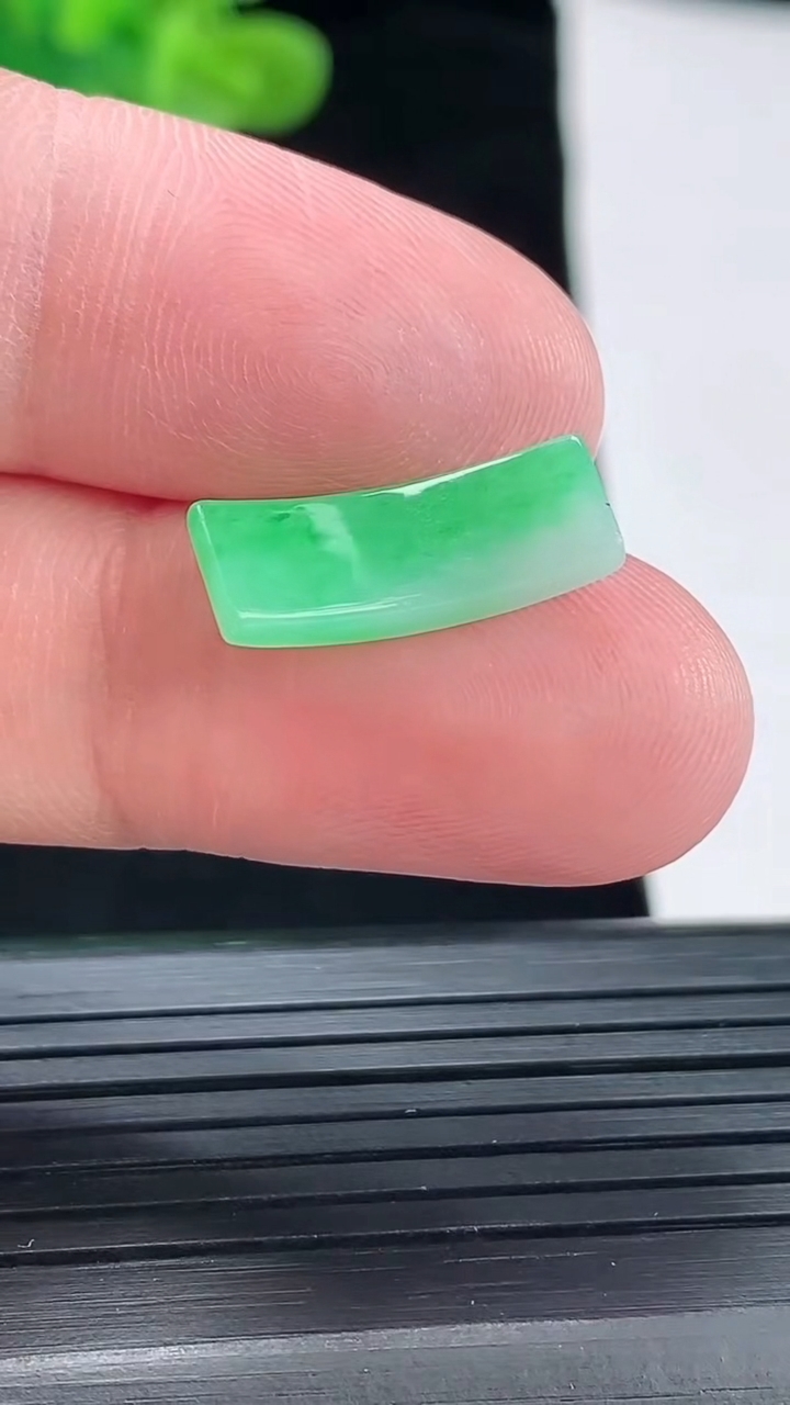 天然A货翡翠马鞍镶嵌件，尺寸17.6-6.5-2.8重量:0.89g
4月28日