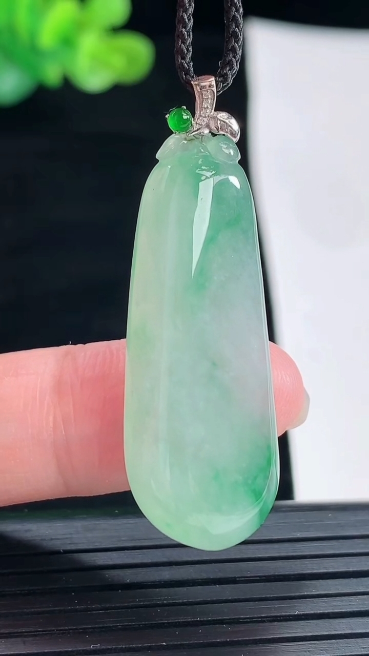 天然A货翡翠福瓜吊坠，尺寸37-14.5-7.5重量:7.12g
4月28日