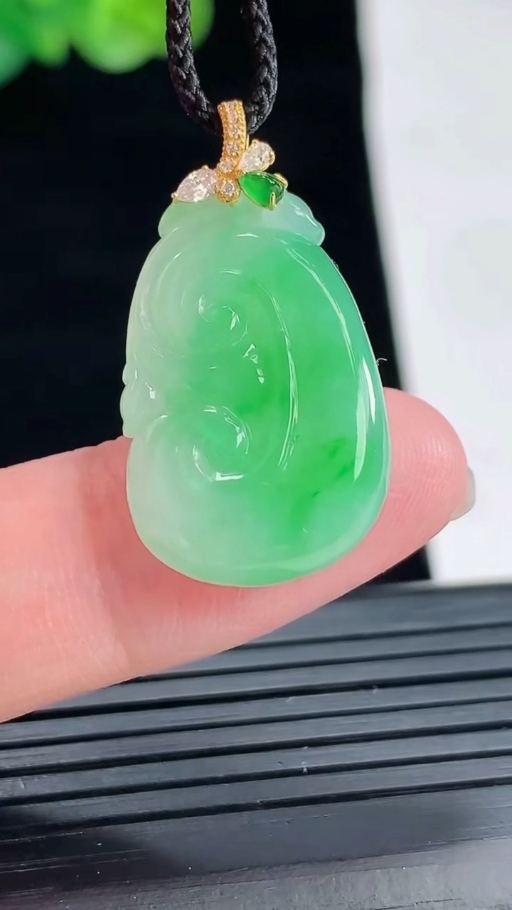 天然A货翡翠如意吊坠，尺寸24-15.6-4.5重量:3.90g
4月28日