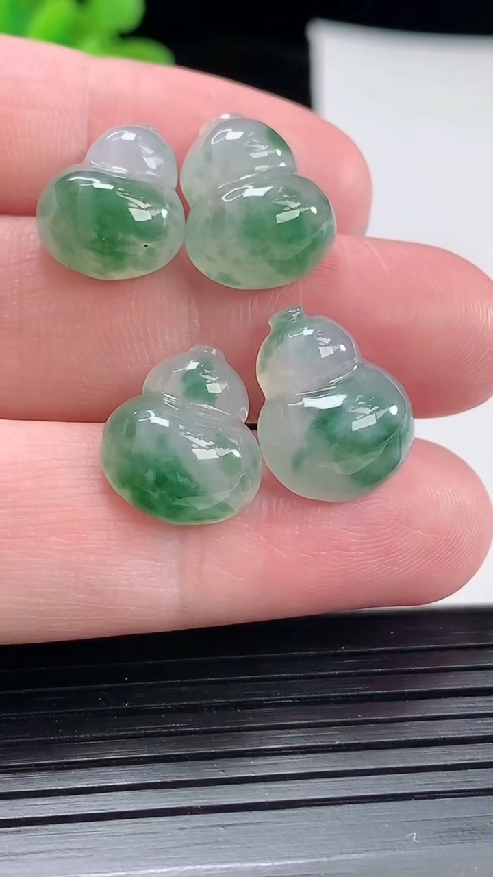 天然A货翡翠飘花葫芦吊坠一手，尺寸16.2-12-6.6重量:8.43g
4月28日