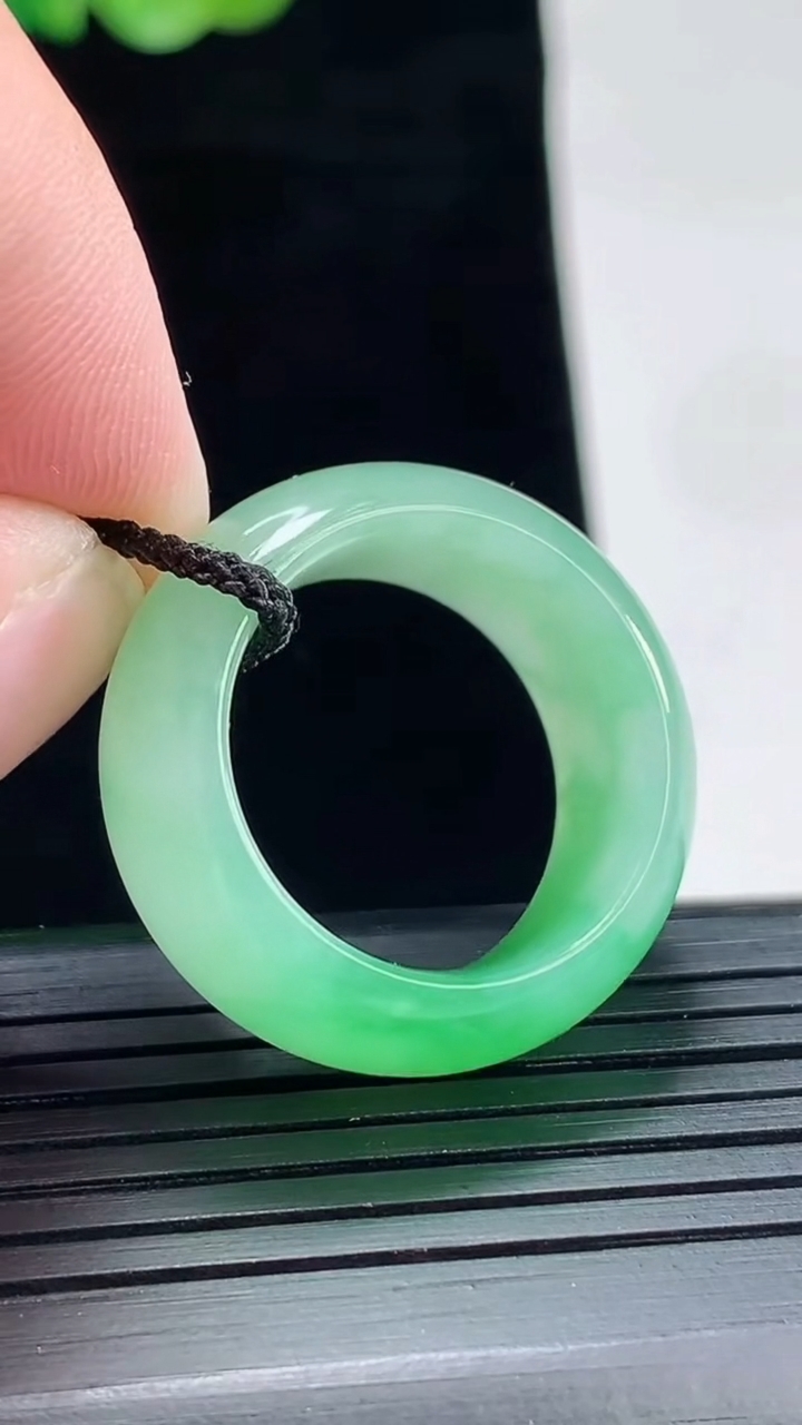 天然A货翡翠玉指环 戒指，尺寸19-10.6-4.5重量:8.79g2026年4月28日
工厂直销收藏佳品,种好水足，色泽均匀，有种有色，上手高大气！