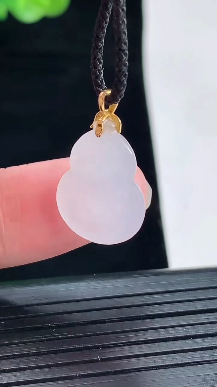 天然A货翡翠18k金紫罗兰葫芦吊坠，尺寸15.5-13-5.2重量:2.04g
4月28日