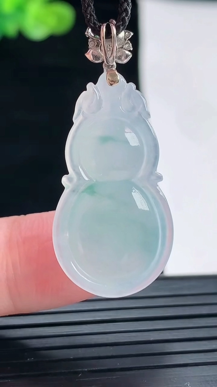 天然A货翡翠种飘花葫芦吊坠，尺寸29-17-6.2重量:5.02g
4月28日