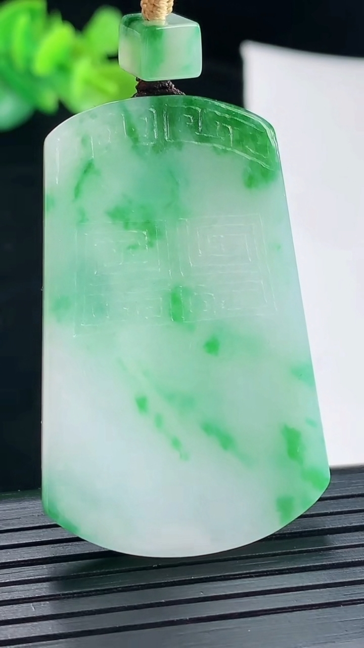 天然A货翡翠飘仿古无事牌吊坠，尺寸49-31-5重量:22.78g
4月28日