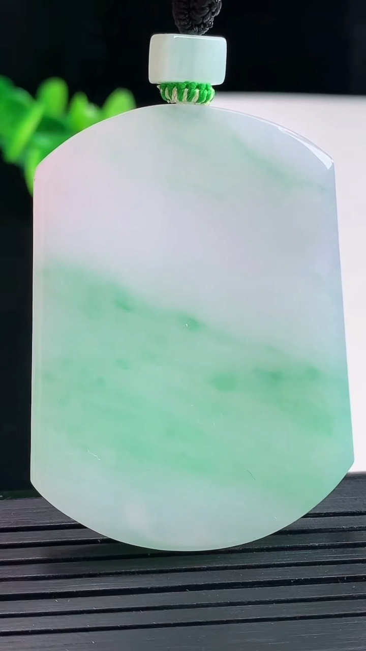 天然A货翡翠无事牌吊坠，尺寸52.6-39-5.5重量:35.56g
4月28日