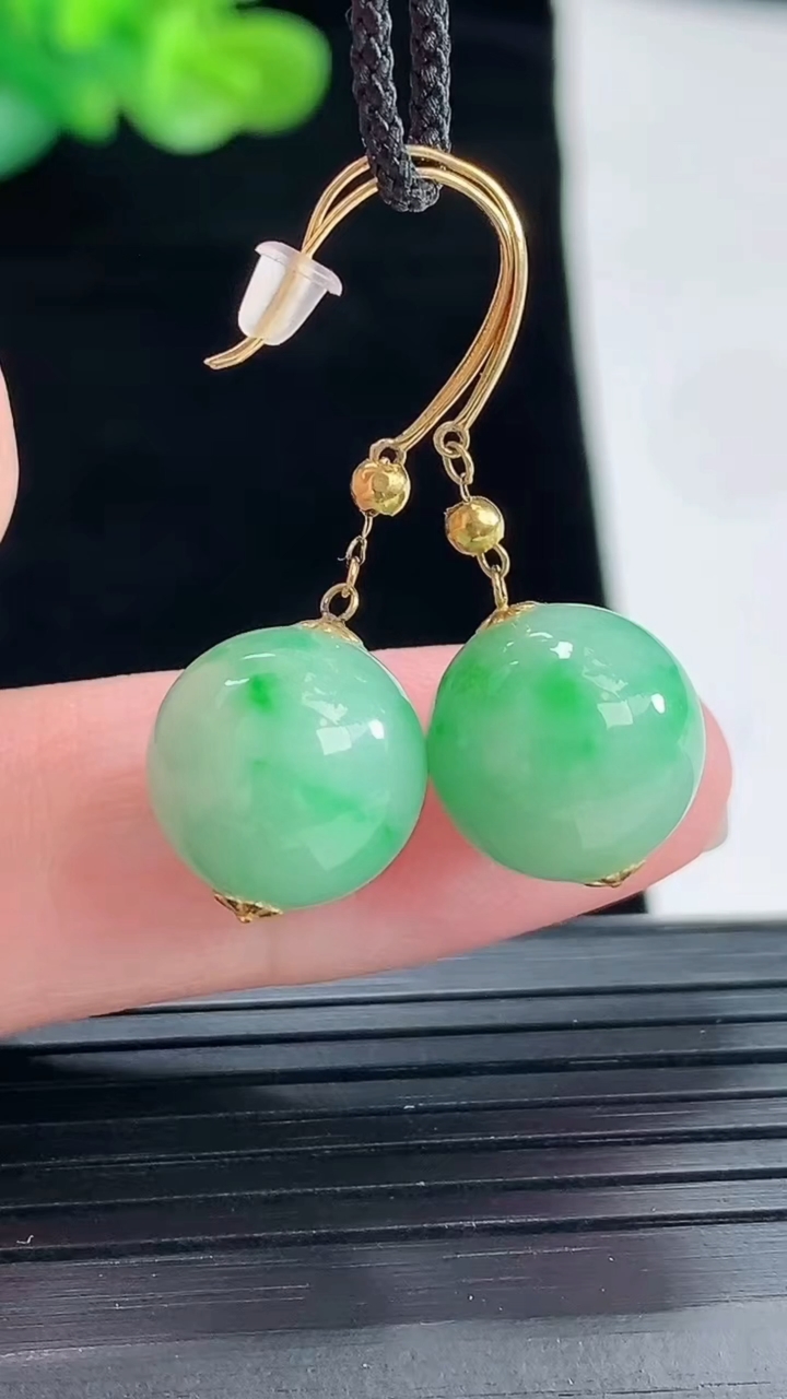 天然A货翡翠圆珠耳坠，尺寸12重量:5.99g4月28日
工厂直销收藏佳品,种好水足，色泽均匀，有种