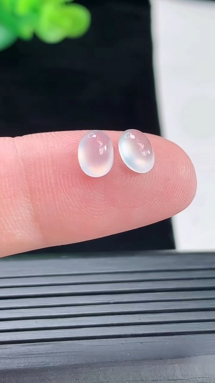 天然A货翡翠蛋面镶嵌件一对，尺寸7-5.2-3重量:0.34g
4月28日