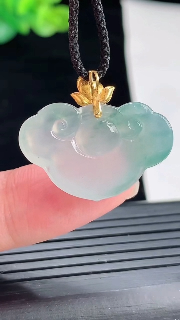 天然A货翡翠种飘花如意头吊坠，尺寸16-26.8-6重量:4.26g
4月28日