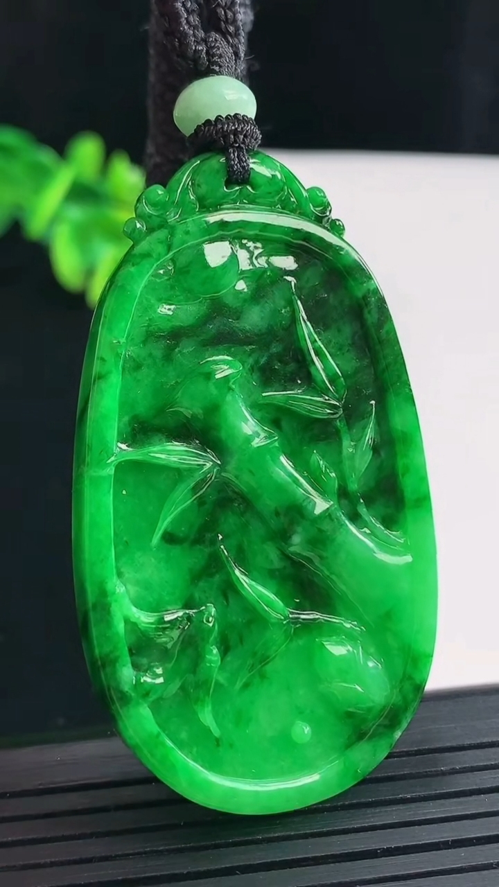 天然A货翡翠节节高升 竹节吊坠，尺寸56.6-33-5.5重量:23.81g
4月28日