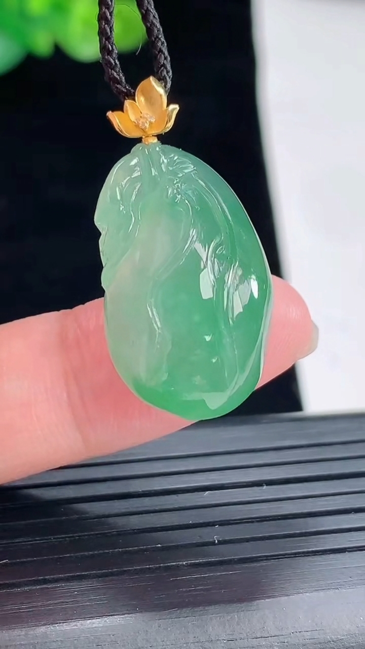 天然A货翡翠福袋吊坠，尺寸25-16-8.6重量:5.89g
4月28日