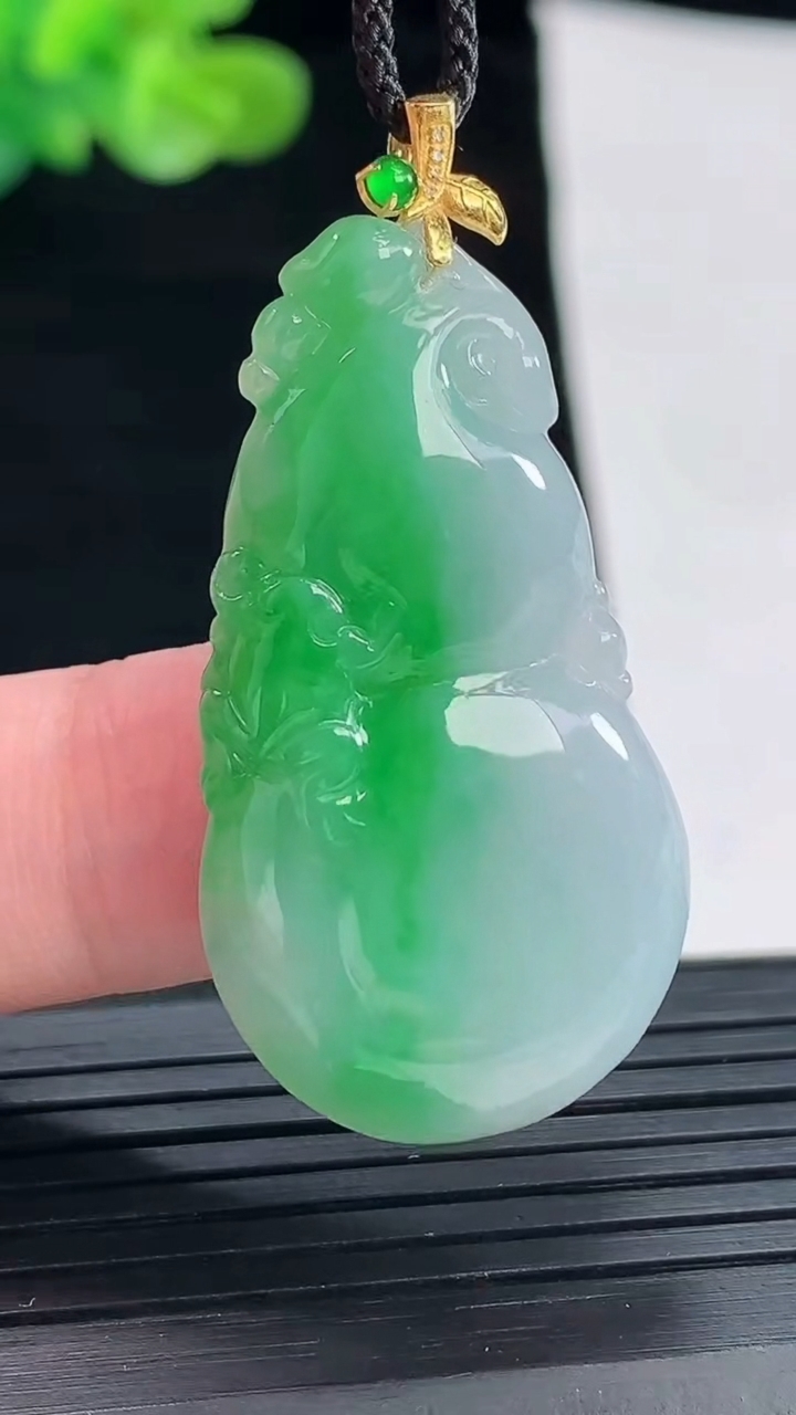 天然A货翡翠葫芦吊坠，尺寸38-21.5-6重量:9.29g
4月28日