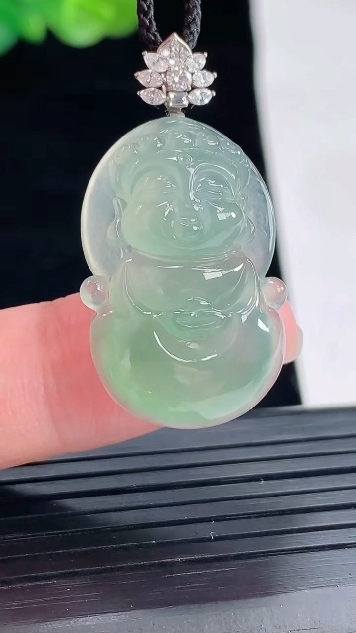 天然A货翡翠宝宝佛吊坠，尺寸28.6-18-7.5重量:6.18g
4月28日