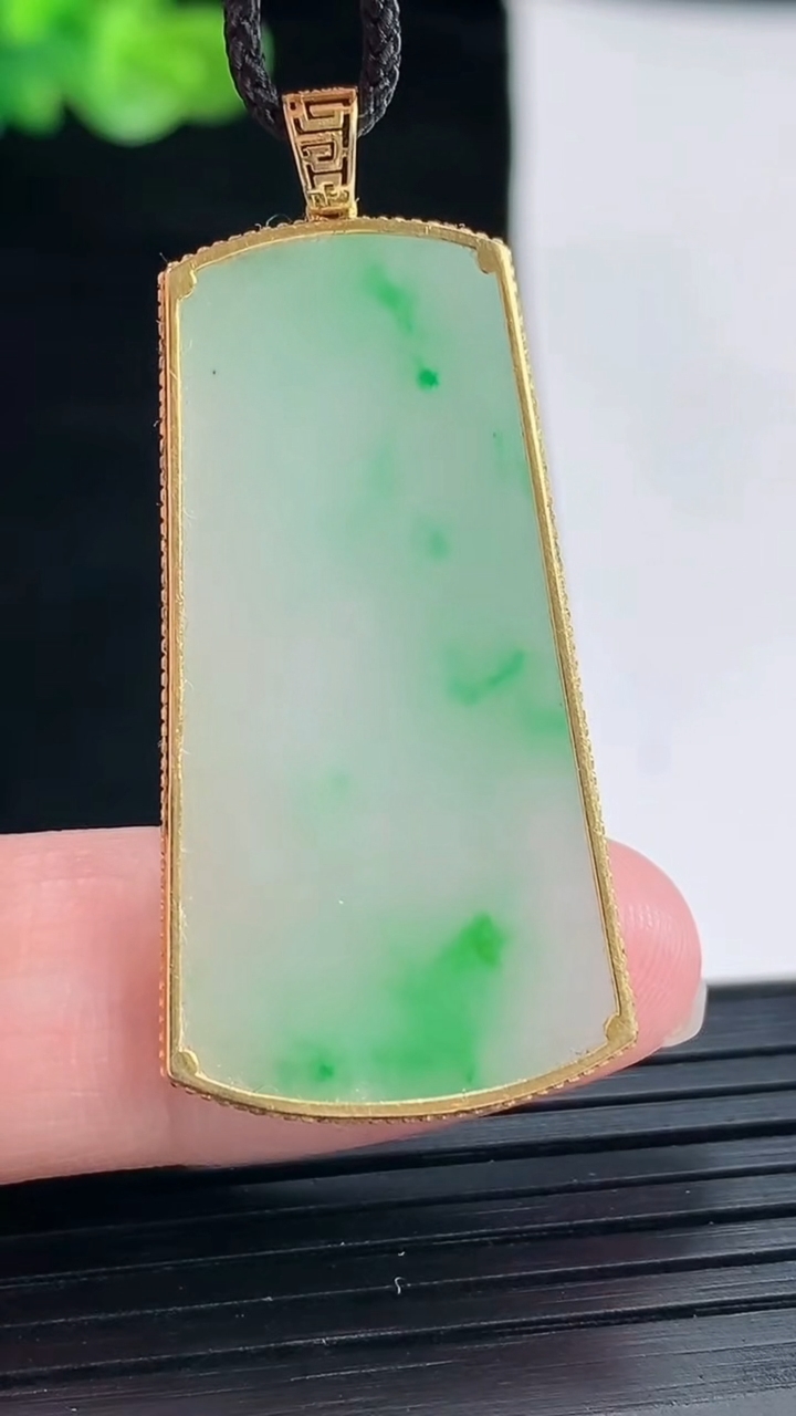 天然A货翡翠无事牌吊坠，尺寸43-20-2.2，裸石36-19重量:4.70g
4月28日