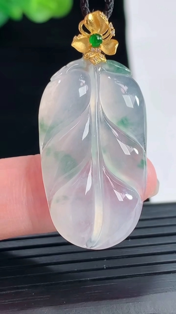 天然A货翡翠种飘花金枝玉叶吊坠，尺寸32.6-19.6-5重量:6.73g
4月28日