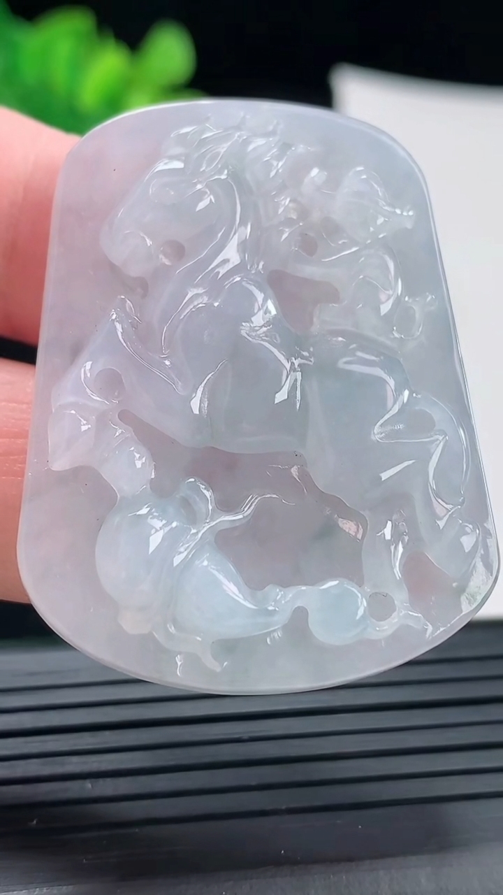 天然A货翡翠飘花猴马牌吊坠，尺寸45.5-34-6.6重量:20.72g
4月28日