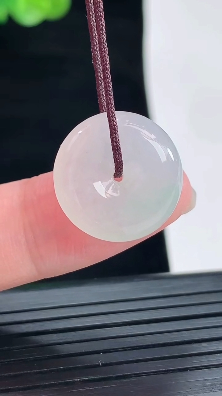 天然A货翡翠春带彩 紫罗兰平安扣吊坠，尺寸17.5-5.8重量:3.43g
4月28日