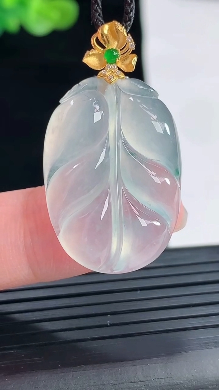 天然A货翡翠种飘花金枝玉叶 叶子吊坠，尺寸26.5-20.6-5.3重量:6.27g
4月28日