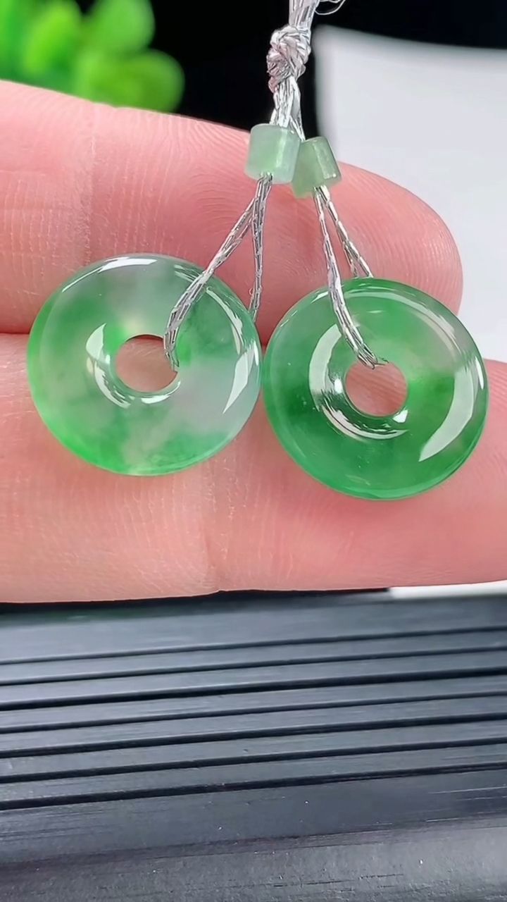 天然A货翡翠平安环吊坠一对，尺寸15-2.8重量:2.47g
4月28日