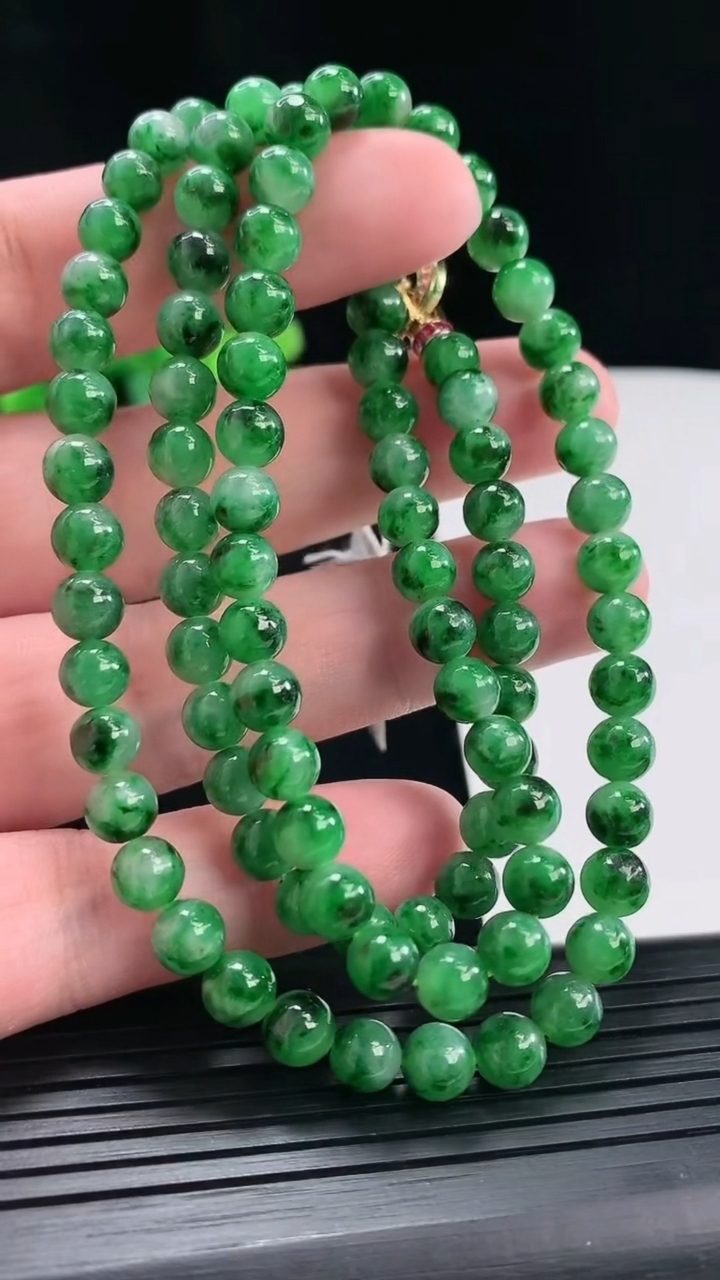 天然A货翡翠圆珠项链，尺寸6-98颗重量:39.66g
4月28日