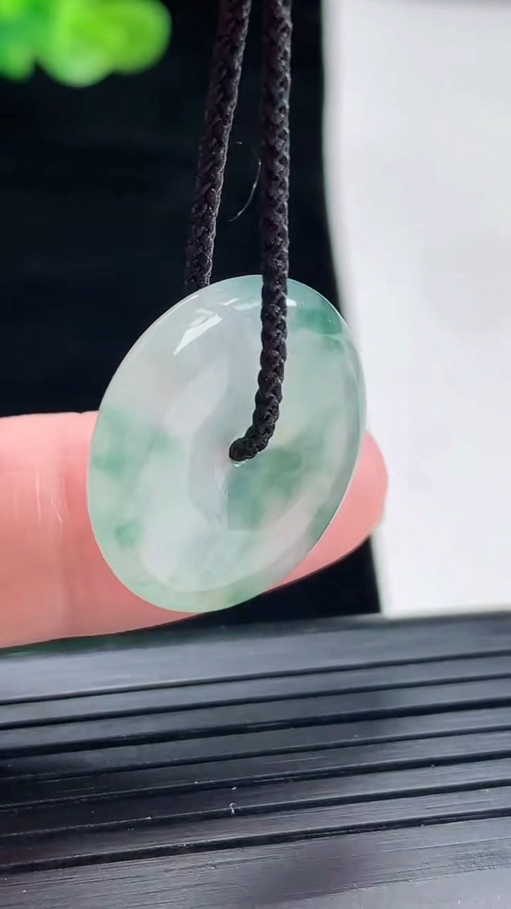 天然A货翡翠冰种飘花平安扣吊坠，尺寸21.6-4.5重量:4.23g
4月28日