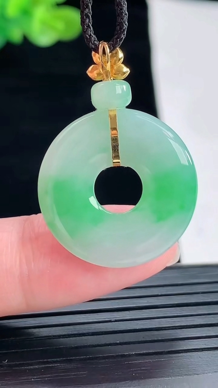 天然A货翡翠平安环吊坠，尺寸23-3.8重量:4.35g
4月28日