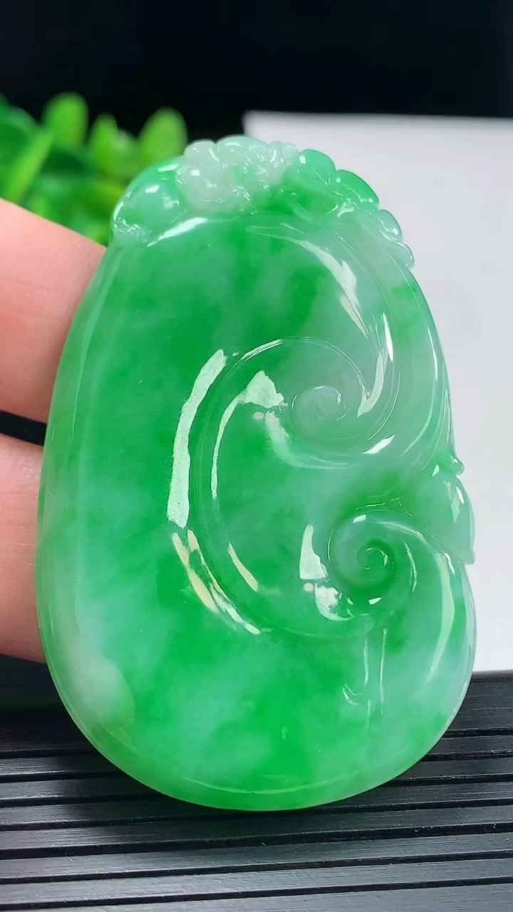 天然A货翡翠如意吊坠，尺寸60-36.6-5重量:24.73g
4月28日