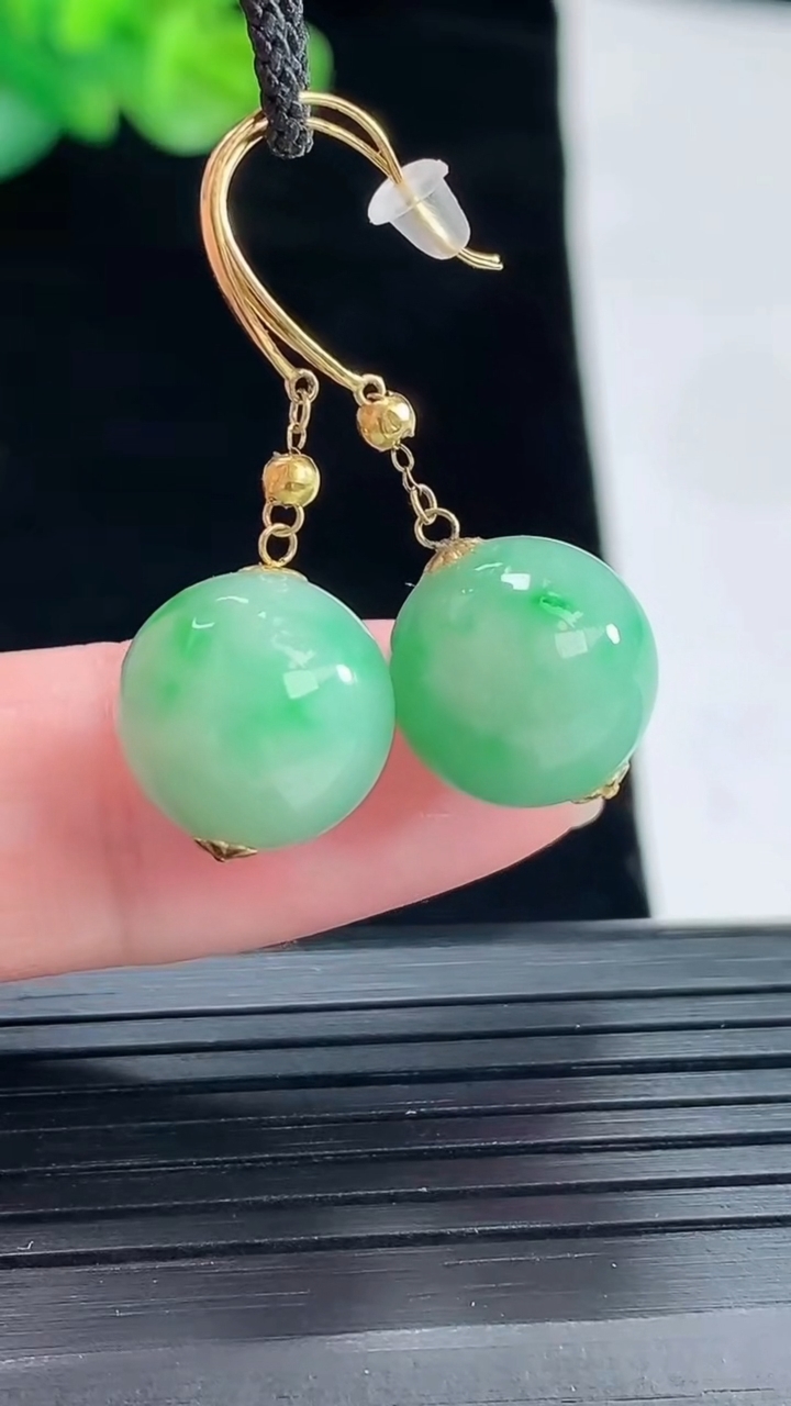 天然A货翡翠圆珠耳坠，尺寸12重量:5.99g4月28日
工厂直销收藏佳品,种好水足，色泽均匀，有种有色，上手高大气！