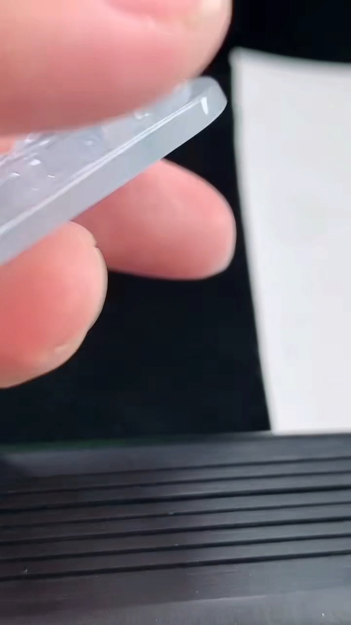 天然A货翡翠紫罗兰 飘花猴马牌吊坠，尺寸46.6-34.5-6.5重量:20.92g
4月28日