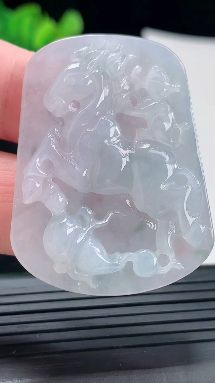 天然A货翡翠飘花猴马牌吊坠，尺寸45.5-34-6.6重量:20.72g
4月28日