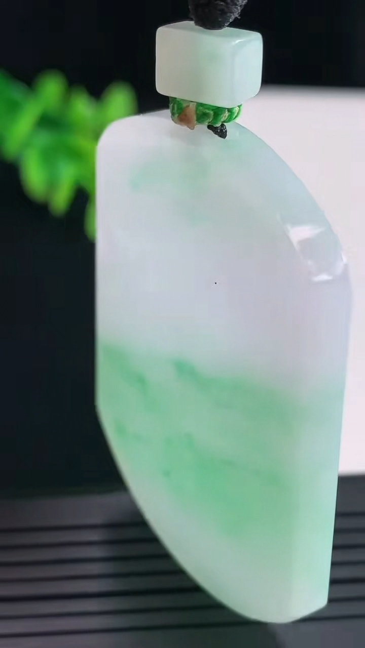 天然A货翡翠无事牌吊坠，尺寸52.6-39-5.5重量:35.56g
4月28日