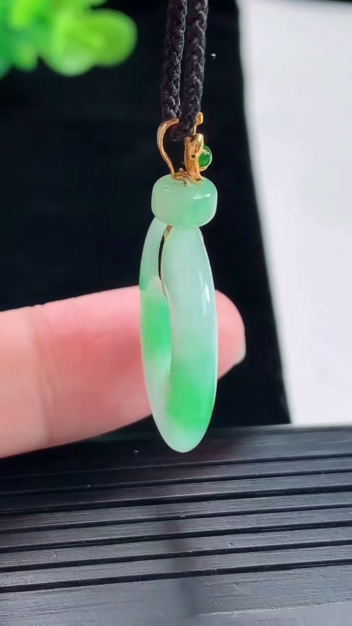 天然A货翡翠平安环吊坠，尺寸23-3.8重量:4.35g
4月28日