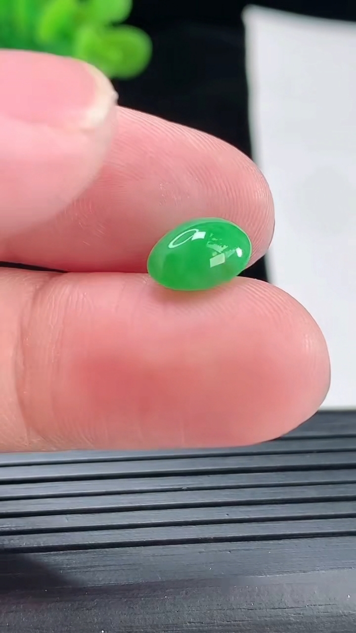 天然A货翡翠蛋面镶嵌件，尺寸10.5-8.5-4.5重量:0.59g
4月28日
