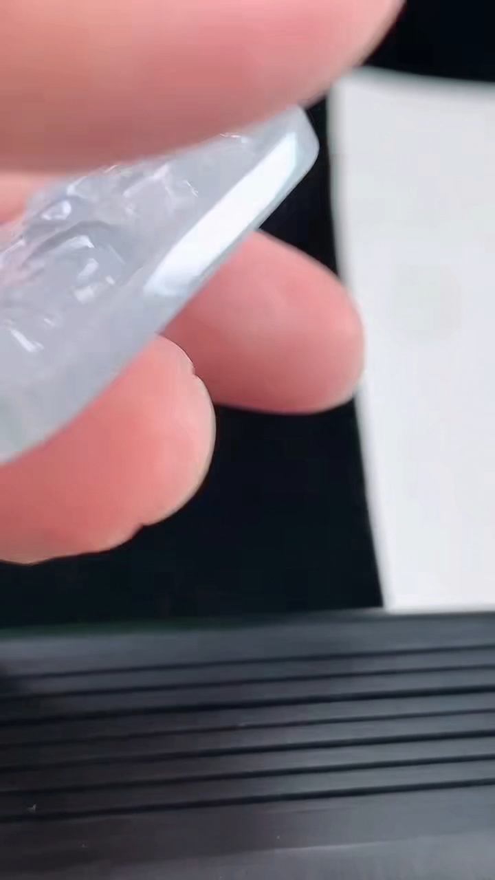 天然A货翡翠飘花猴马牌吊坠，尺寸45.5-34-6.6重量:20.72g
4月28日