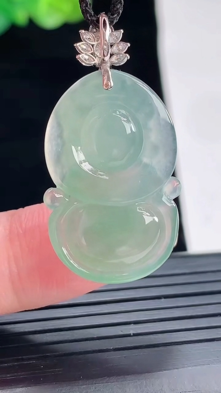 天然A货翡翠宝宝佛吊坠，尺寸28.6-18-7.5重量:6.18g
4月28日