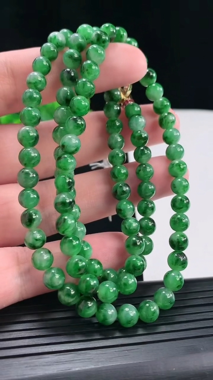 天然A货翡翠圆珠项链，尺寸6-98颗重量:39.66g
4月28日