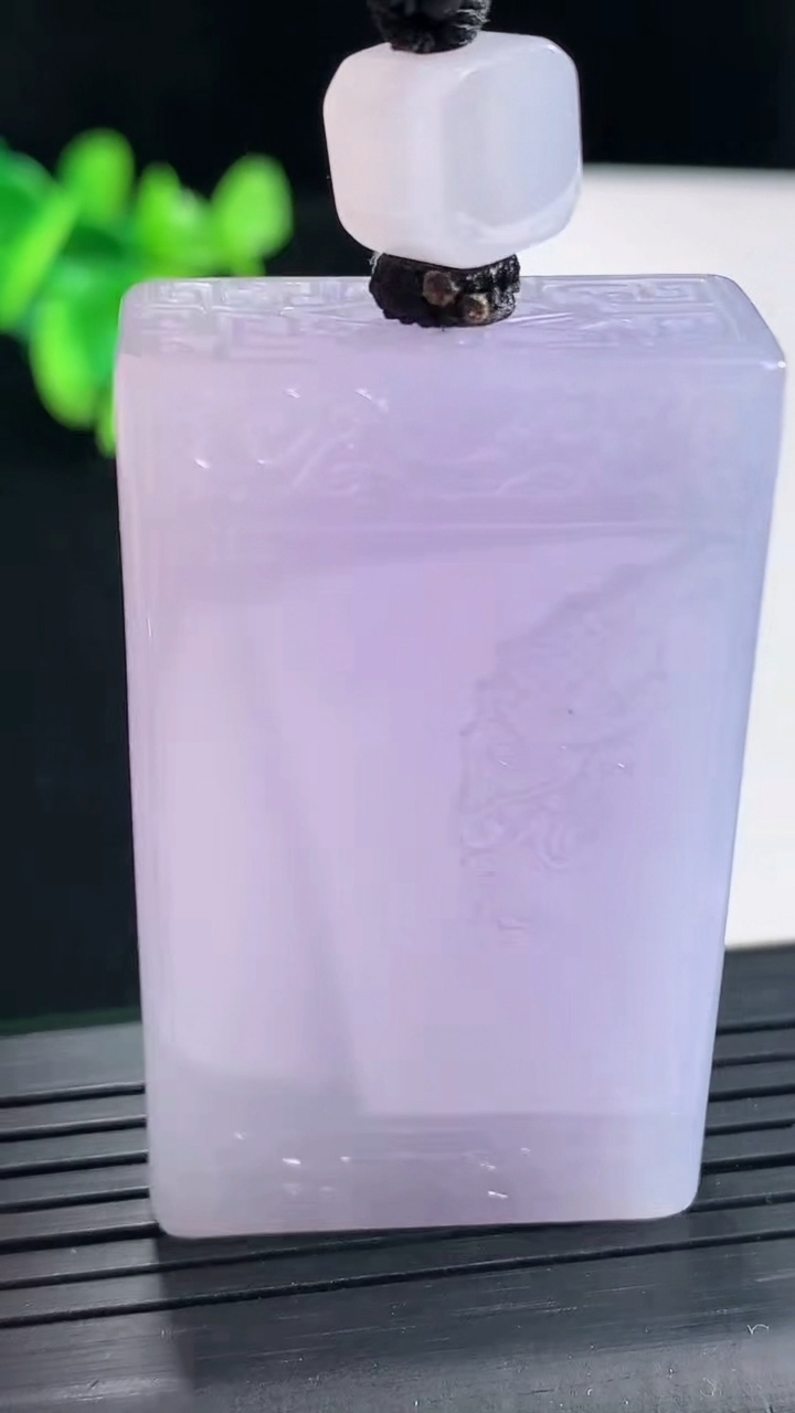 天然A货翡翠紫罗兰仿古无事牌吊坠，尺寸49-29-12重量:63.87g
4月28日