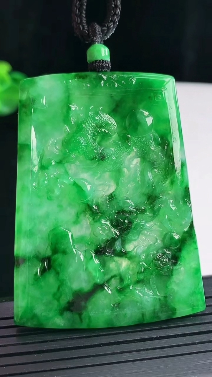 天然A货翡翠龙牌吊坠，尺寸63-46.2-4.5重量:38.70g
4月28日