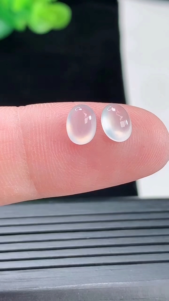 天然A货翡翠蛋面镶嵌件一对，尺寸7-5.2-3重量:0.34g
4月28日