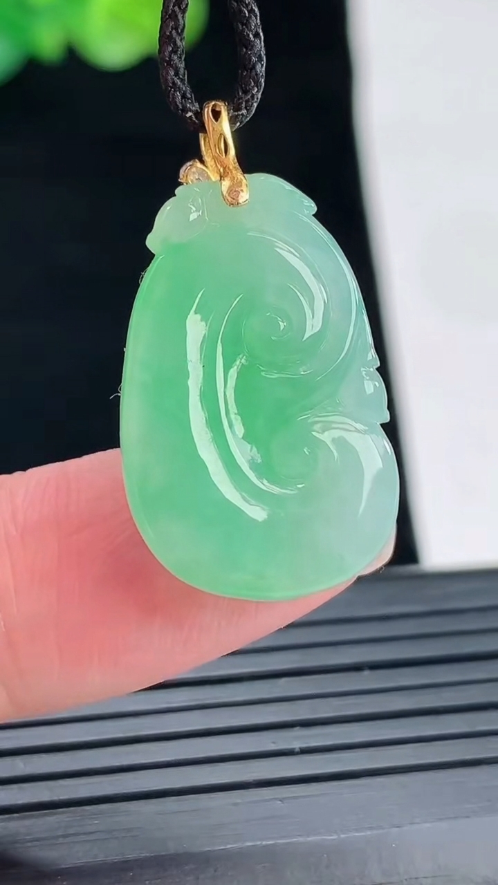 天然A货翡翠如意吊坠，尺寸24-15.6-4.5重量:3.90g
4月28日