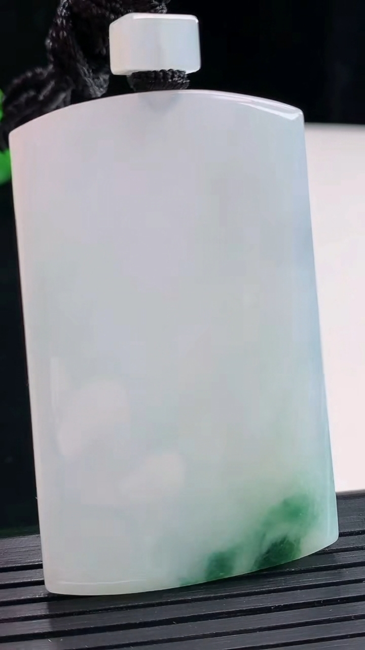 天然A货翡翠飘花无事牌吊坠，尺寸60.5-38-5.8重量:46.69g
4月28日