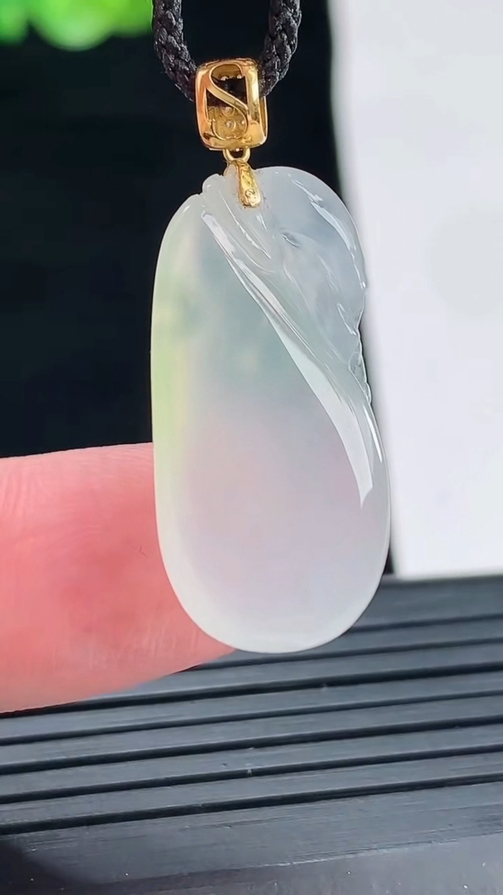 天然A货翡翠福袋吊坠，尺寸25.6-12.6-6.5重量:4.70g
4月28日